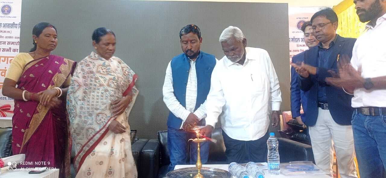 Seraikela Kharsawan News : आदिवासी बच्चों के सपनों को लगेंगे पंख