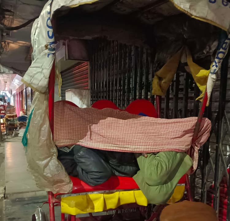 Dhanbad News: 12 डिग्री पर कांप रहा धनबाद, ना बंटा कंबल, ना ही जल रहा अलाव