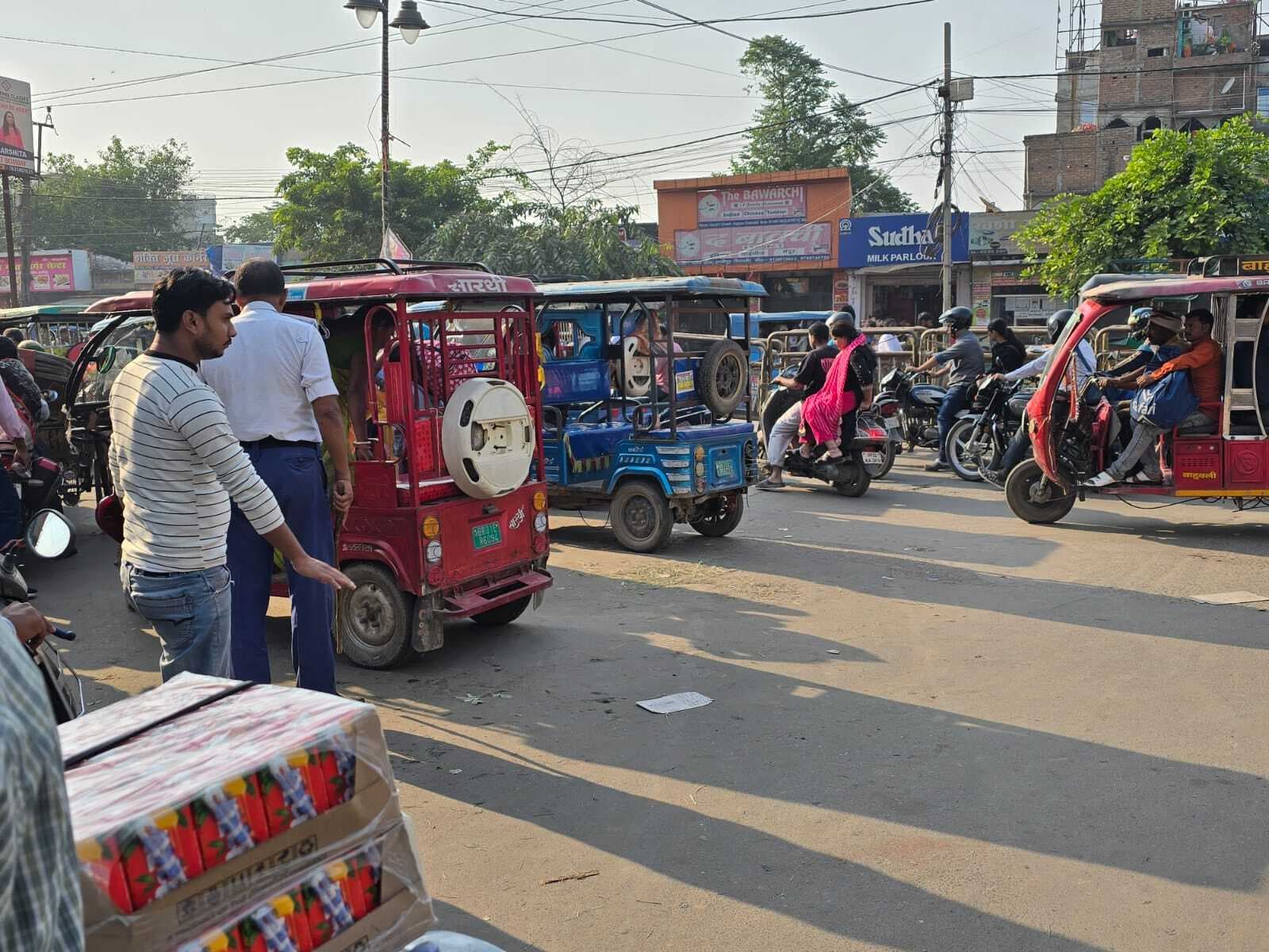 hajipur news. चौक-चौराहों पर इ-रिक्शा के बेतरतीब खड़ा करने से लग रहा जाम, लोग परेशान