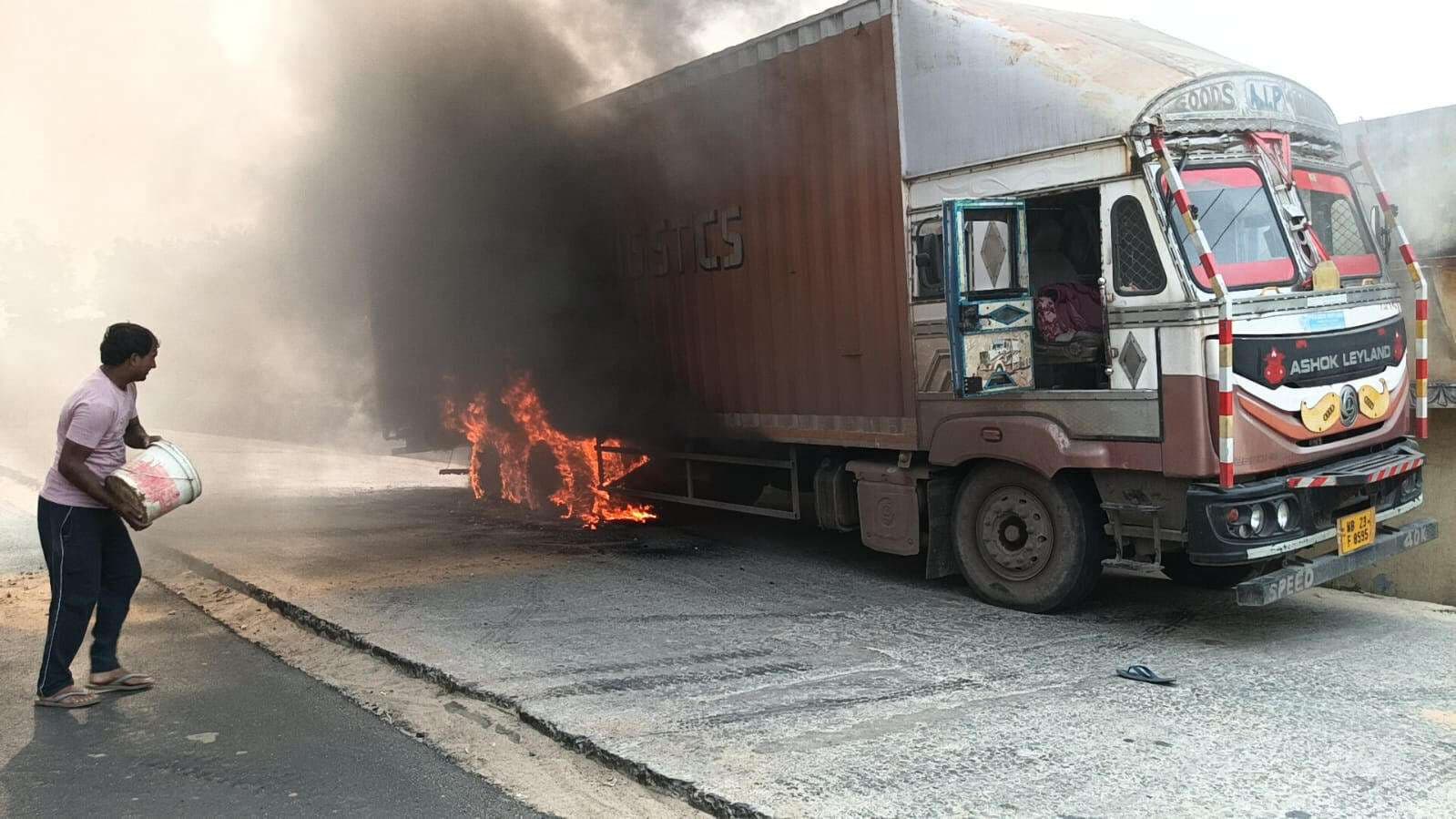 सड़क किनारे झूल रहे हाइटेंशन तार की चपेट में आया ट्रक, चालक की मौत