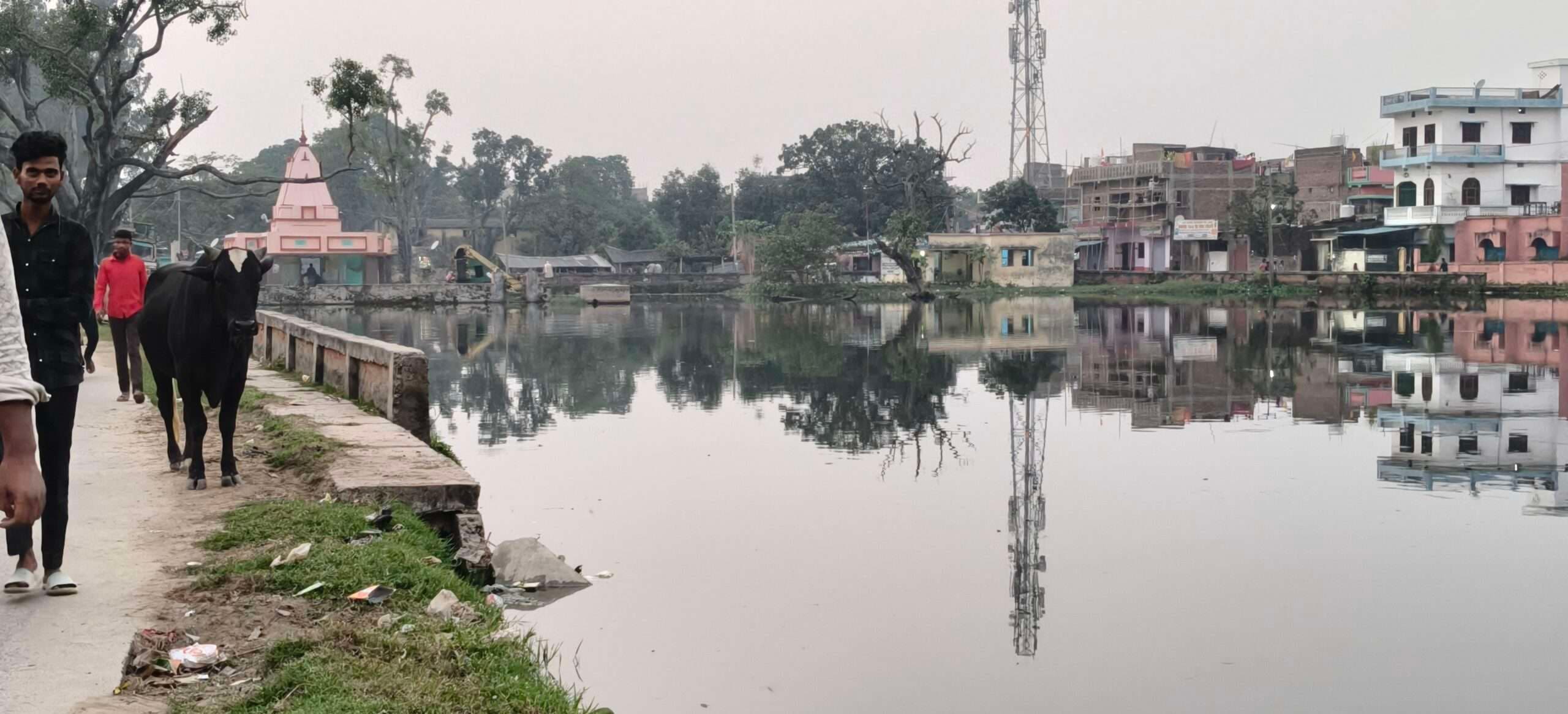 नाला के गंदे पानी से जलमग्न हो गया है थाना मैदान