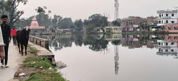 नाला के गंदे पानी से जलमग्न हो गया है थाना मैदान