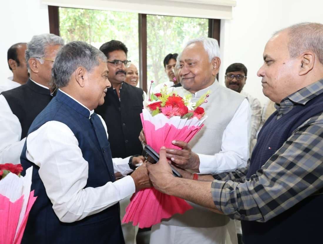 विजय खेमका ने सीएम से मिल दी एनडीए की प्रचंड जीत की बधाई