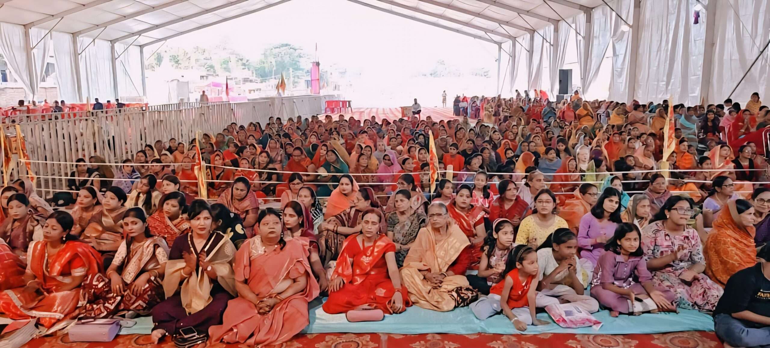 नौ दिवसीय श्रीराम कथा में उमड़ रहे श्रद्धालु