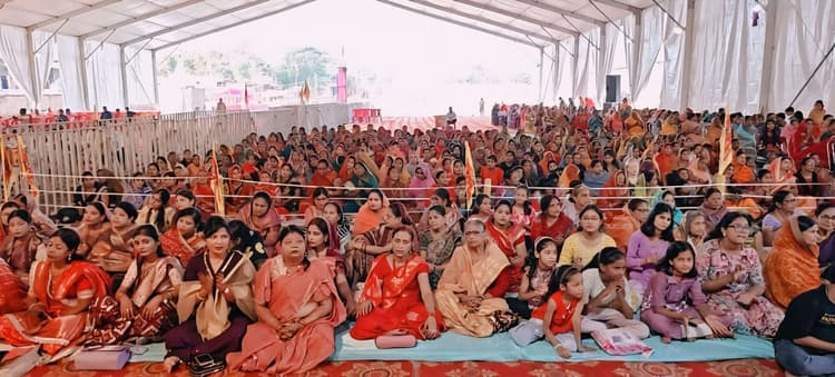 नौ दिवसीय श्रीराम कथा में उमड़ रहे श्रद्धालु