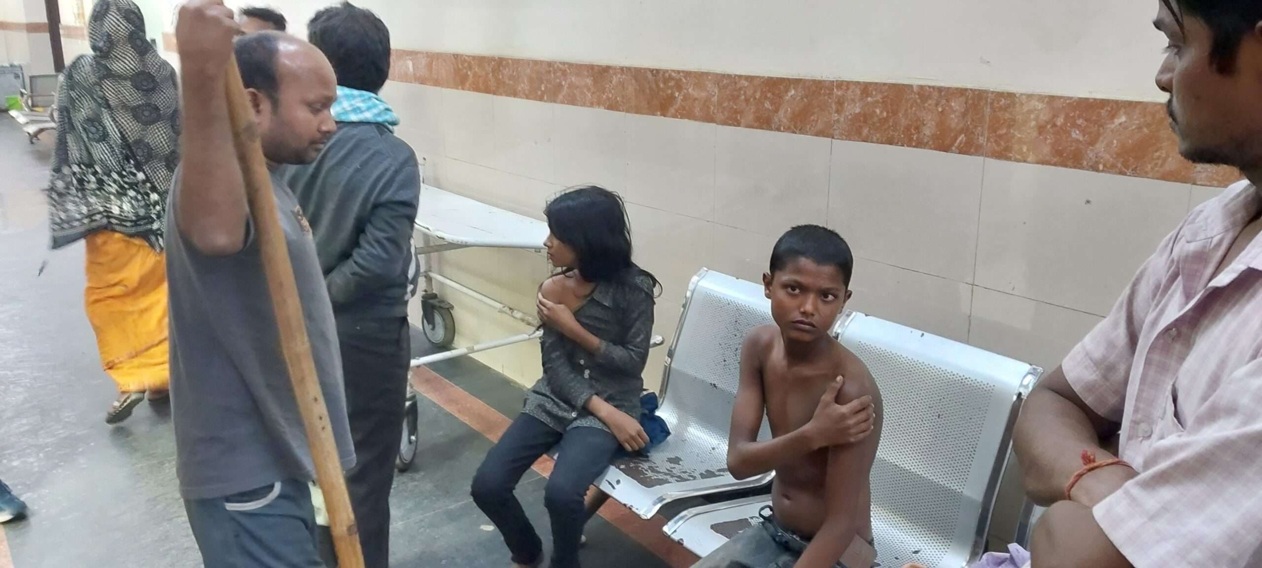 गांव में पागल कुत्ते का आतंक, दो दर्जन लोगों को किया घायल