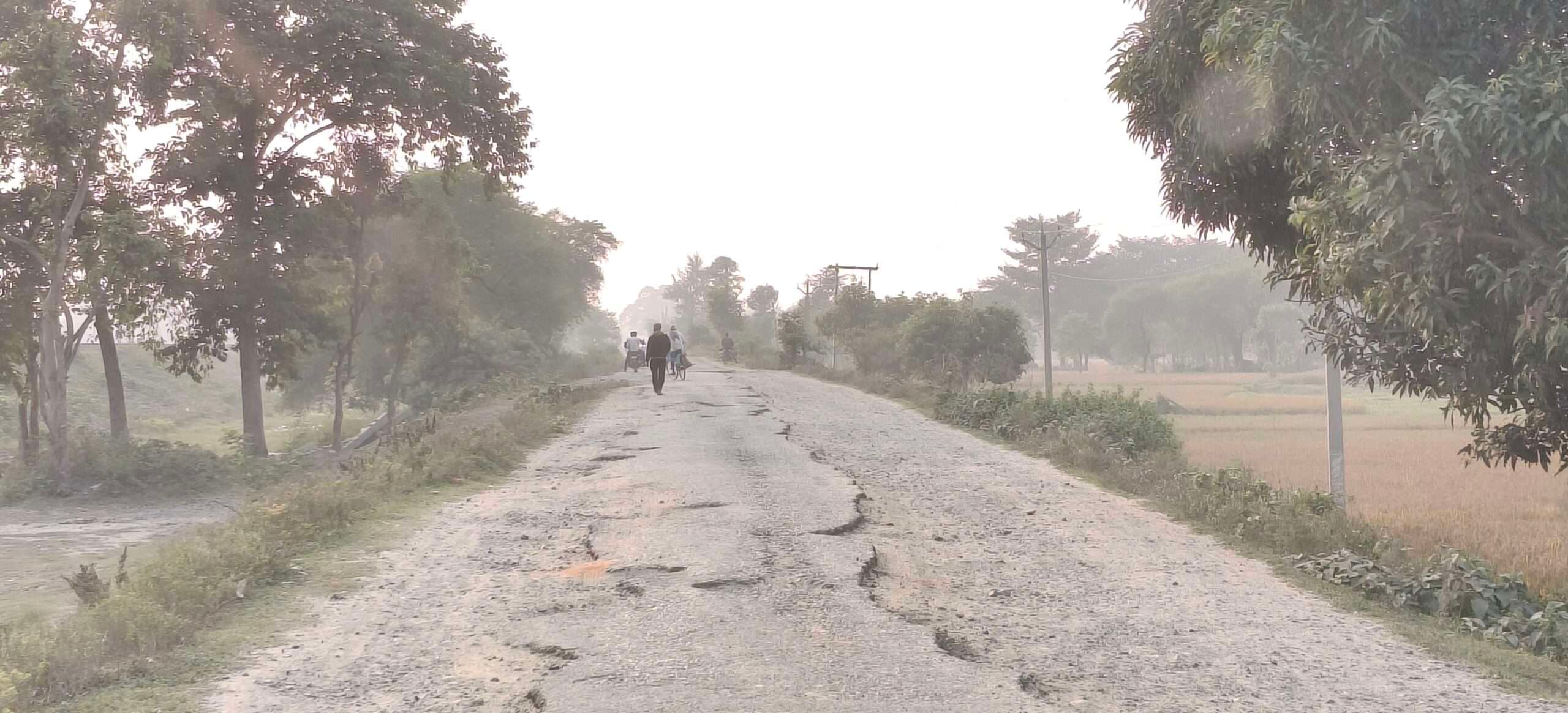 जर्जर सड़क से पैदल चलना भी हो रहा मुश्किल