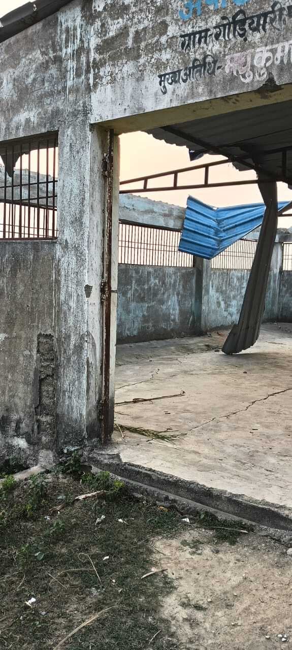 गोरदाह पंचायत के कचरा भवन से ग्रिल, पाइप व चदरा की चोरी