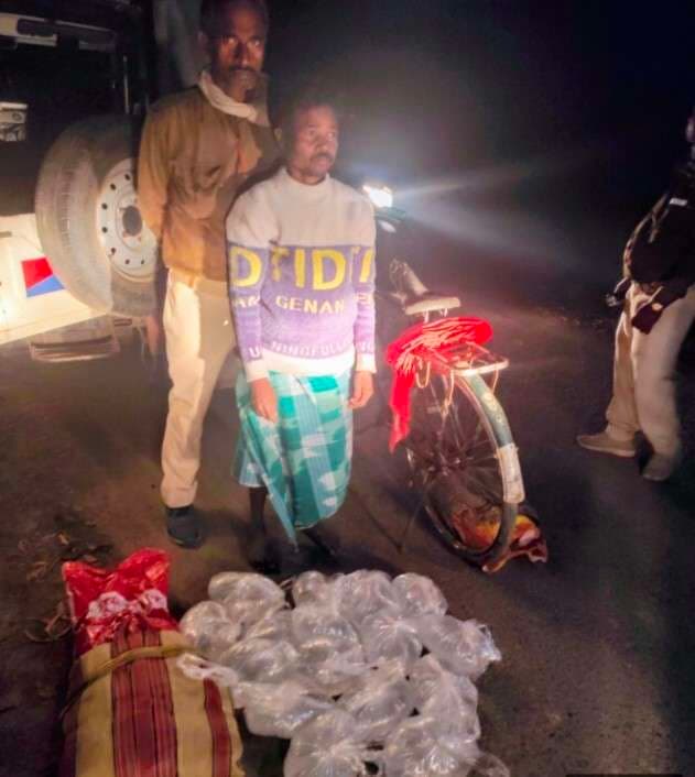 49 लीटर देसी शराब के साथ तस्कर गिरफ्तार