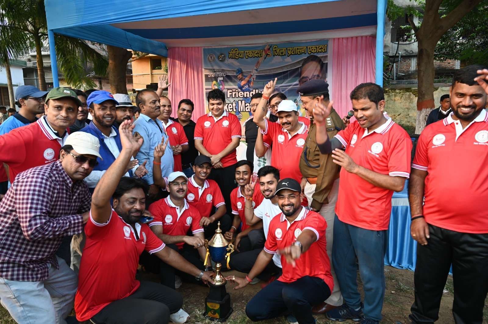 फ्रेंडली क्रिकेट मैच में प्रशासन एकादश से मीडिया एकादश को हराया