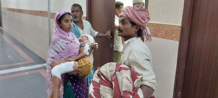 बाइक सवार खेल रही बच्ची को मारी टक्कर, गंभीर रूप से घायल