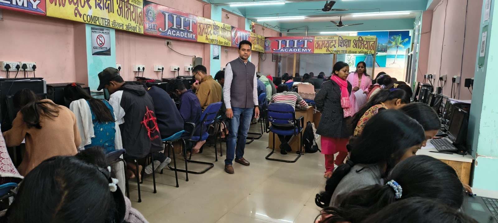 जेआइआइटी एकेडमी कंप्यूटर सेंटर में दक्षता जांच परीक्षा का आयोजन