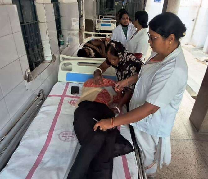 हाइवा के धक्के से ऑटो सवार ननद-भाभी जख्मी, मासूम सुरक्षित