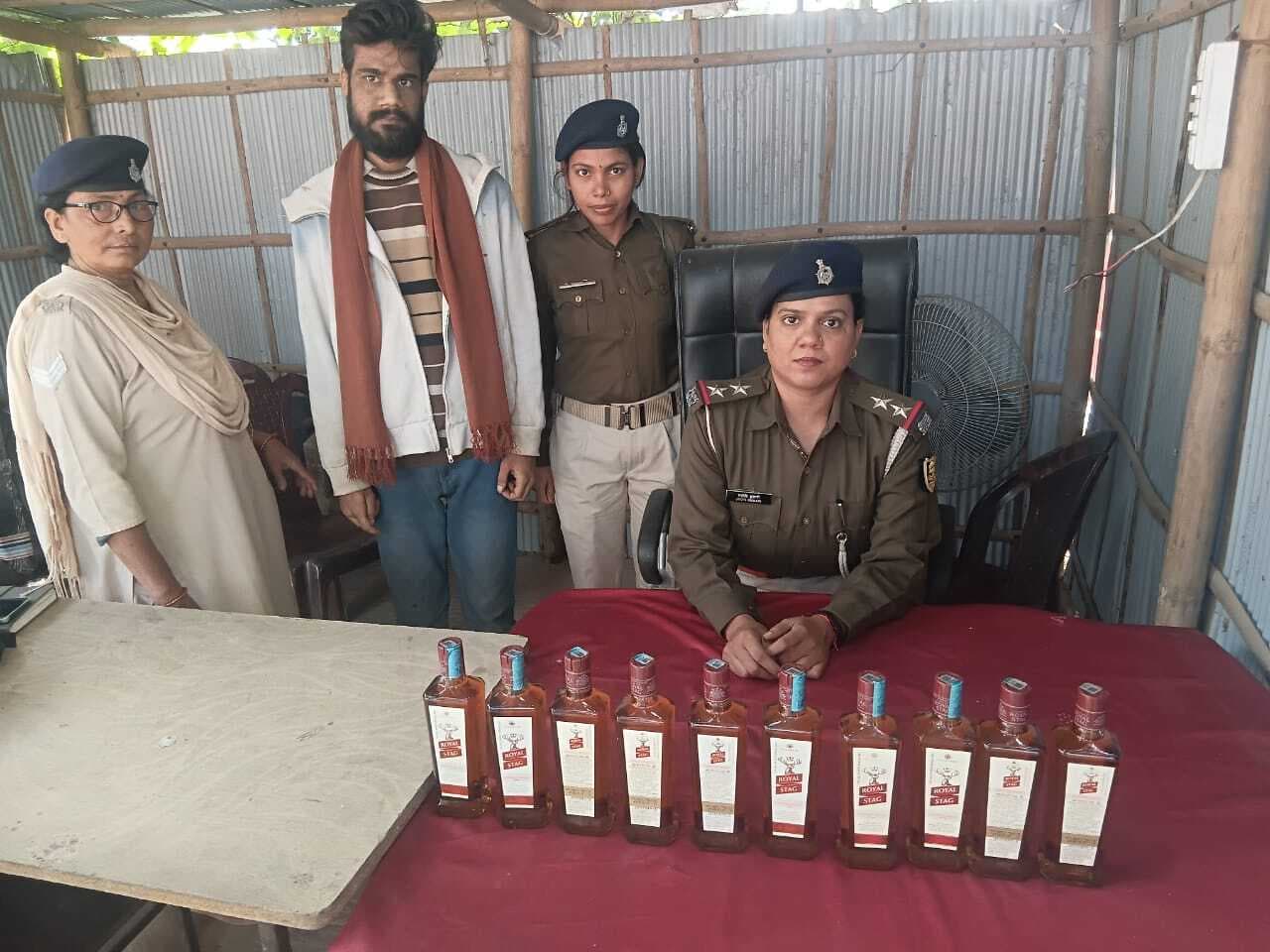 10 बोतल शराब के साथ तस्कर गिरफ्तार