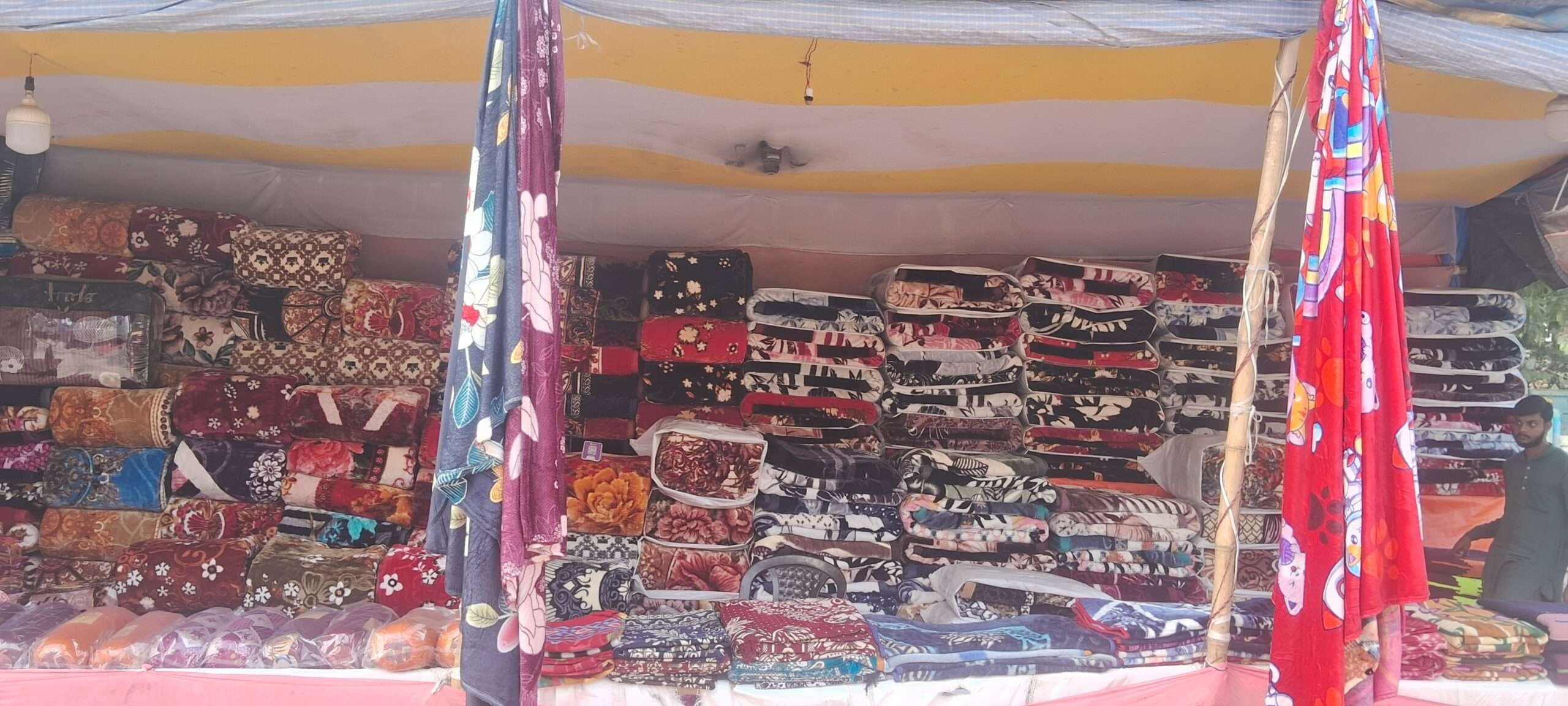 बदलने लगा मौसम का मिजाज, तापमान में गिरावट के साथ लोगों को होने लगा ठंड का एहसास, सजने लगा गर्म कपड़ों का बाजार