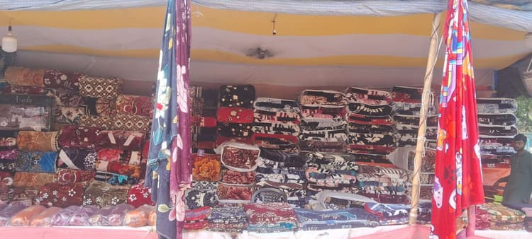 बदलने लगा मौसम का मिजाज, तापमान में गिरावट के साथ लोगों को होने लगा ठंड का एहसास, सजने लगा गर्म कपड़ों का बाजार