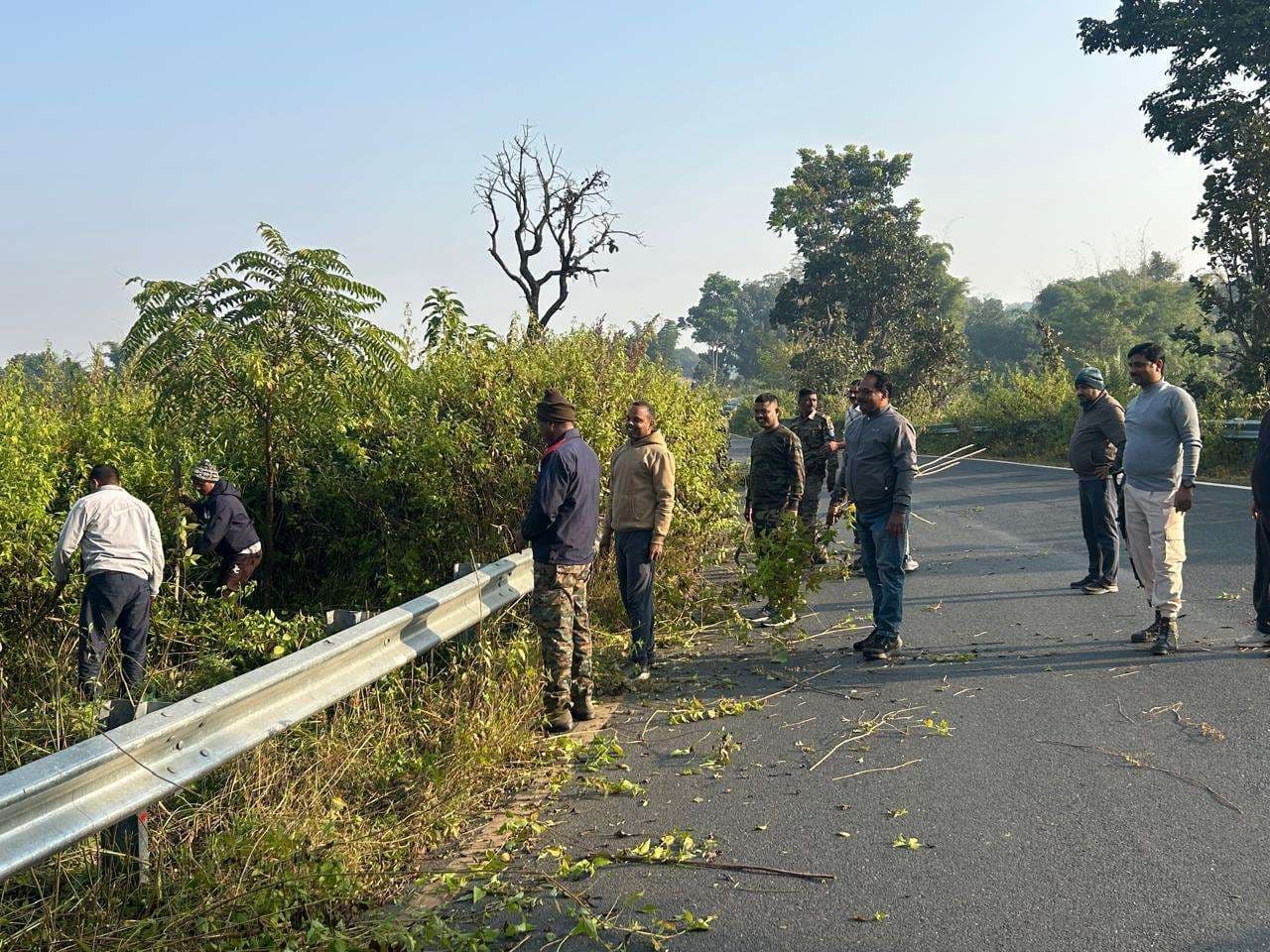 पुलिस ने सड़क किनारे की झाड़ियों को किया साफ