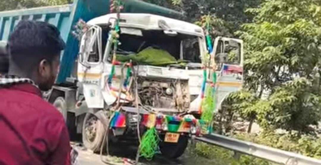 खड़े हाइवा में तेज रफ्तार ट्रक ने मारी टक्कर, चालक गंभीर