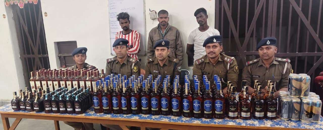 एनएच 31 पर वाहन चेकिंग के दौरान जुगाड़ वाहन से 122.875 लीटर विदेशी शराब बरामद