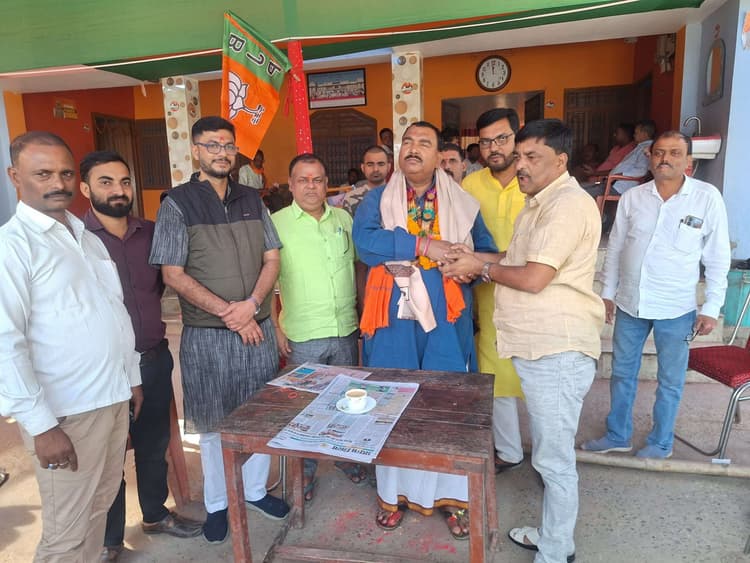 विजय कुमार मंडल को जीत मिल रही बधाई