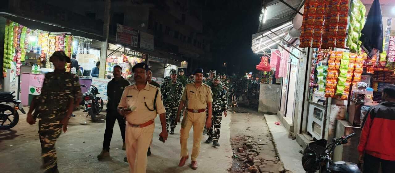 अर्द्धसैनिक बल व पुलिस जवानों ने निकाला फ्लैग मार्च