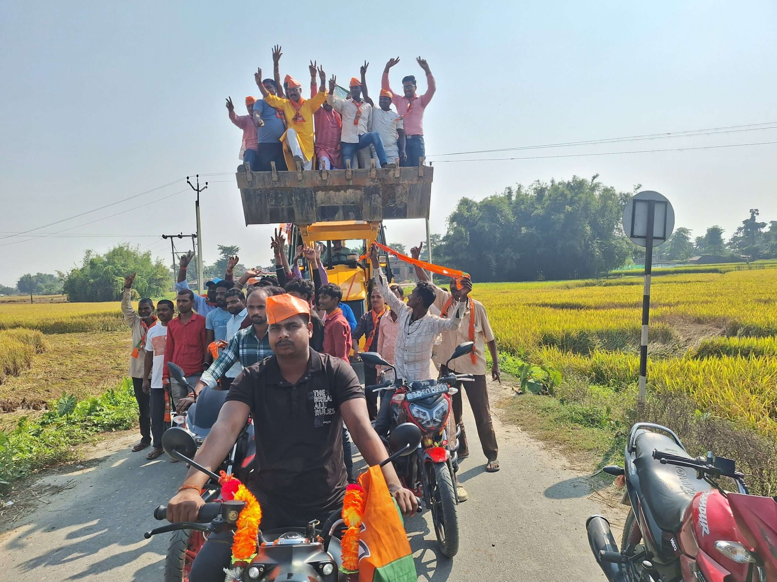 भाजपा की बंपर जीत पर बुलडोजर में पहुंचे समर्थक