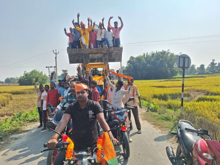 भाजपा की बंपर जीत पर बुलडोजर में पहुंचे समर्थक