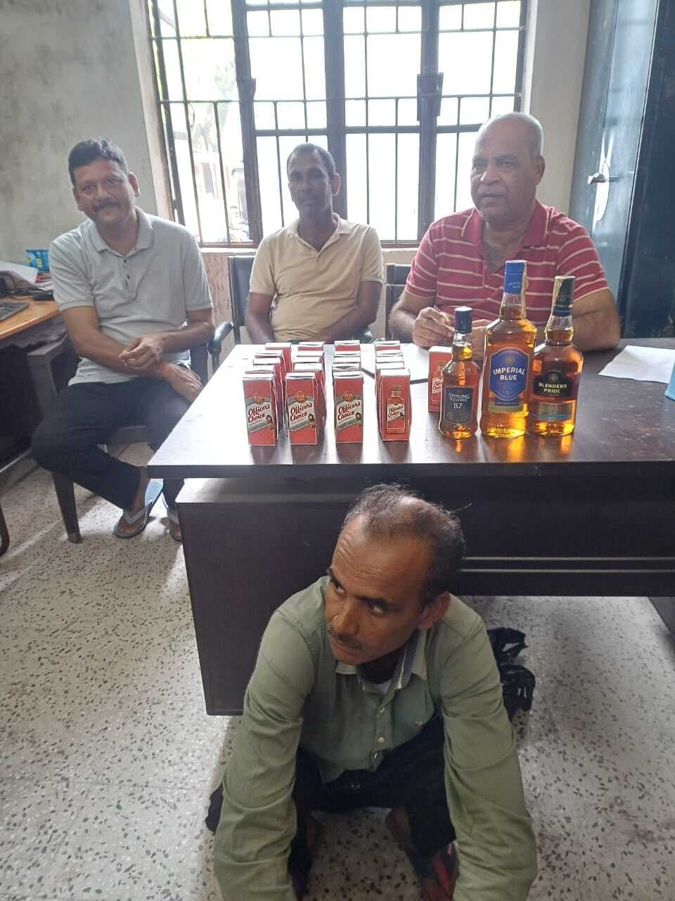 7.55 लीटर शराब किया जब्त, दो आरोपित गिरफ्तार