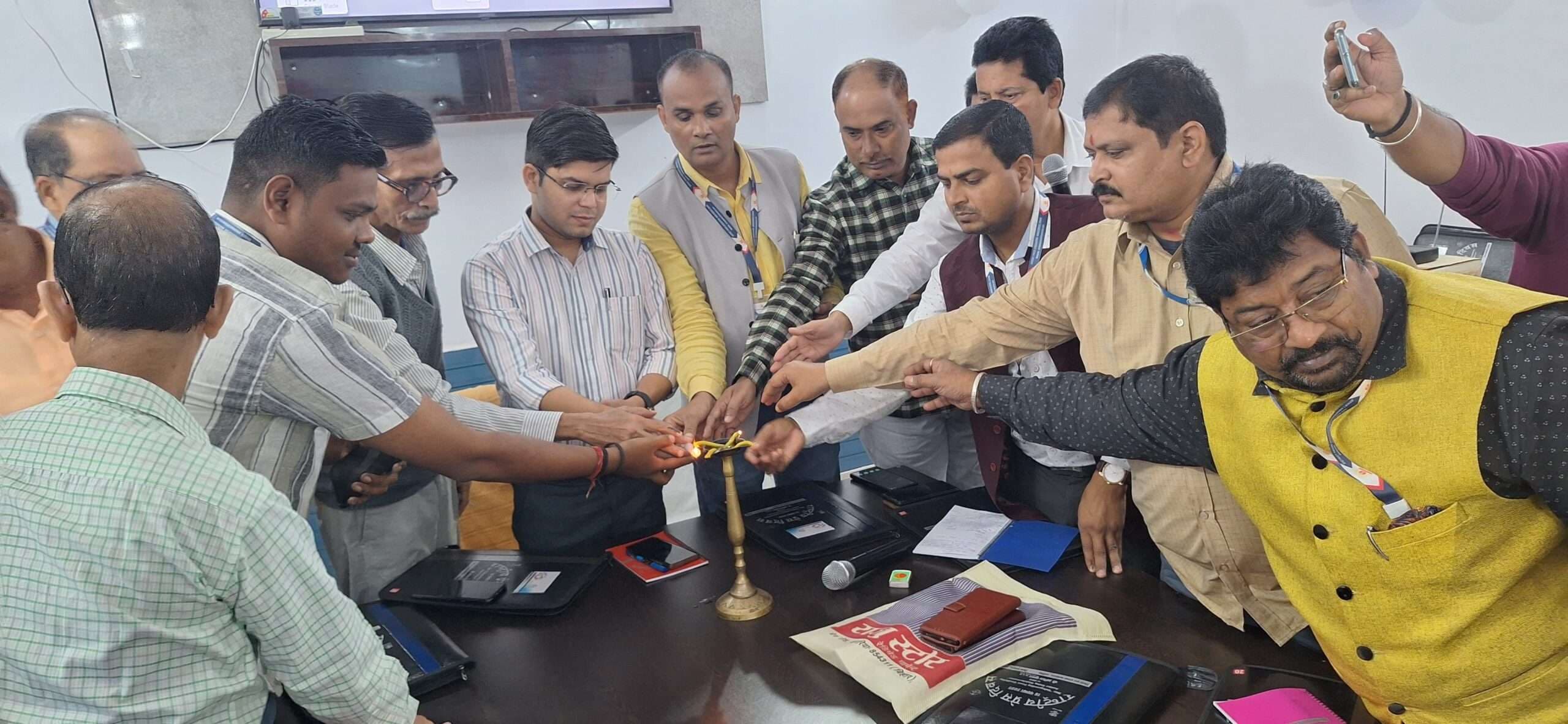 समाज को आईना दिखाना मीडिया का काम