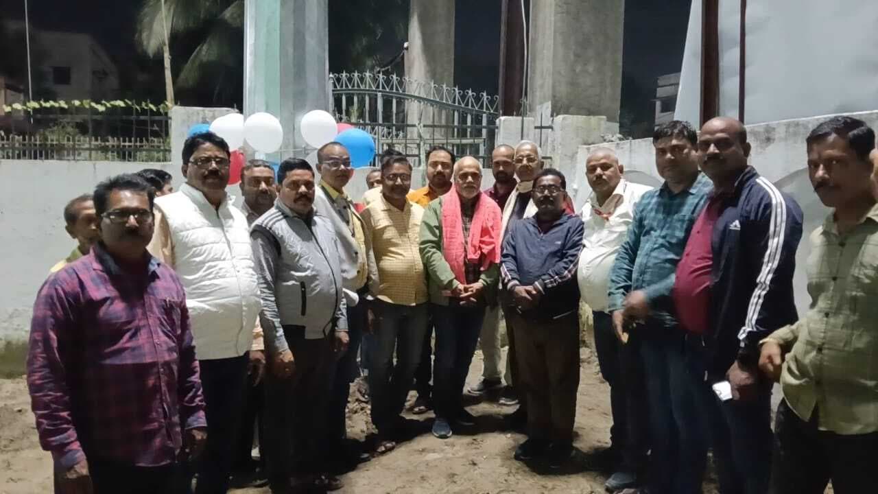 प्रेस क्लब में हाई मास्ट लाइट का मुख्य पार्षद ने किया उद्घाटन