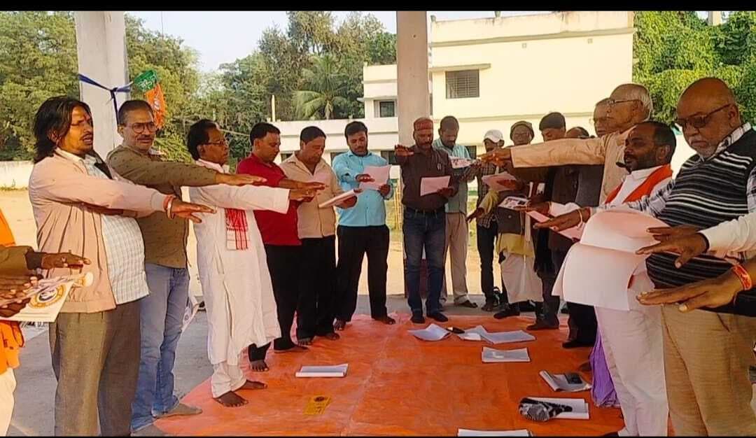 बिहार में एडीए की जीत पर भाजपाइयों ने बांटी मिठाई