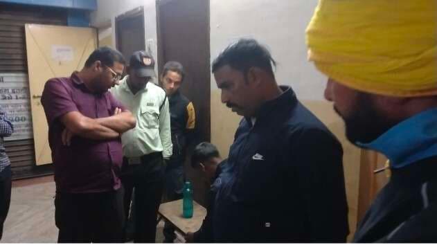 आग से झुलसे शिक्षक को निजी नर्सिंग होम से निकाल कर गेट के पास रखा फर्श पर