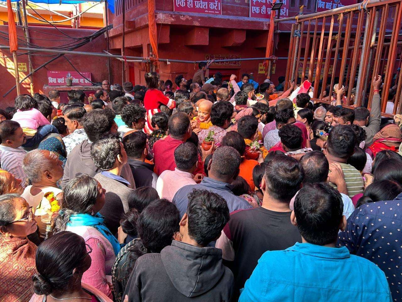 Deoghar News : शिव महापुराण कथा के कारण बाबा मंदिर में बढ़ी भीड़, लगी लंबी कतार