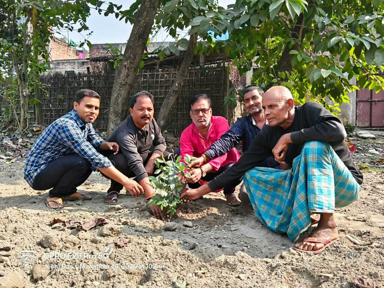 फलदार पौधा लगाकर दिया हरियाली का संदेश