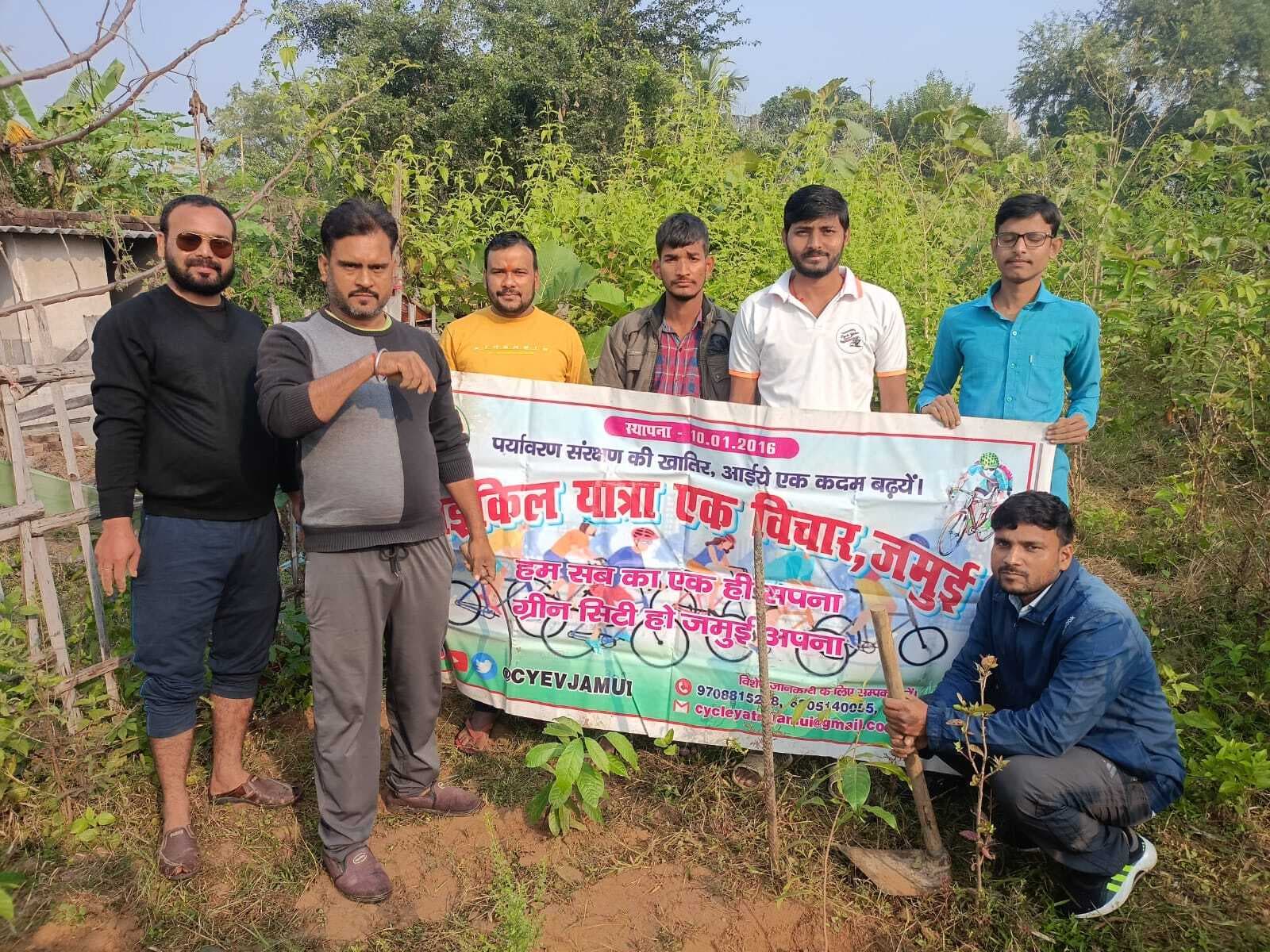 साइकिल यात्रा विचार ने किया पौधारोपण