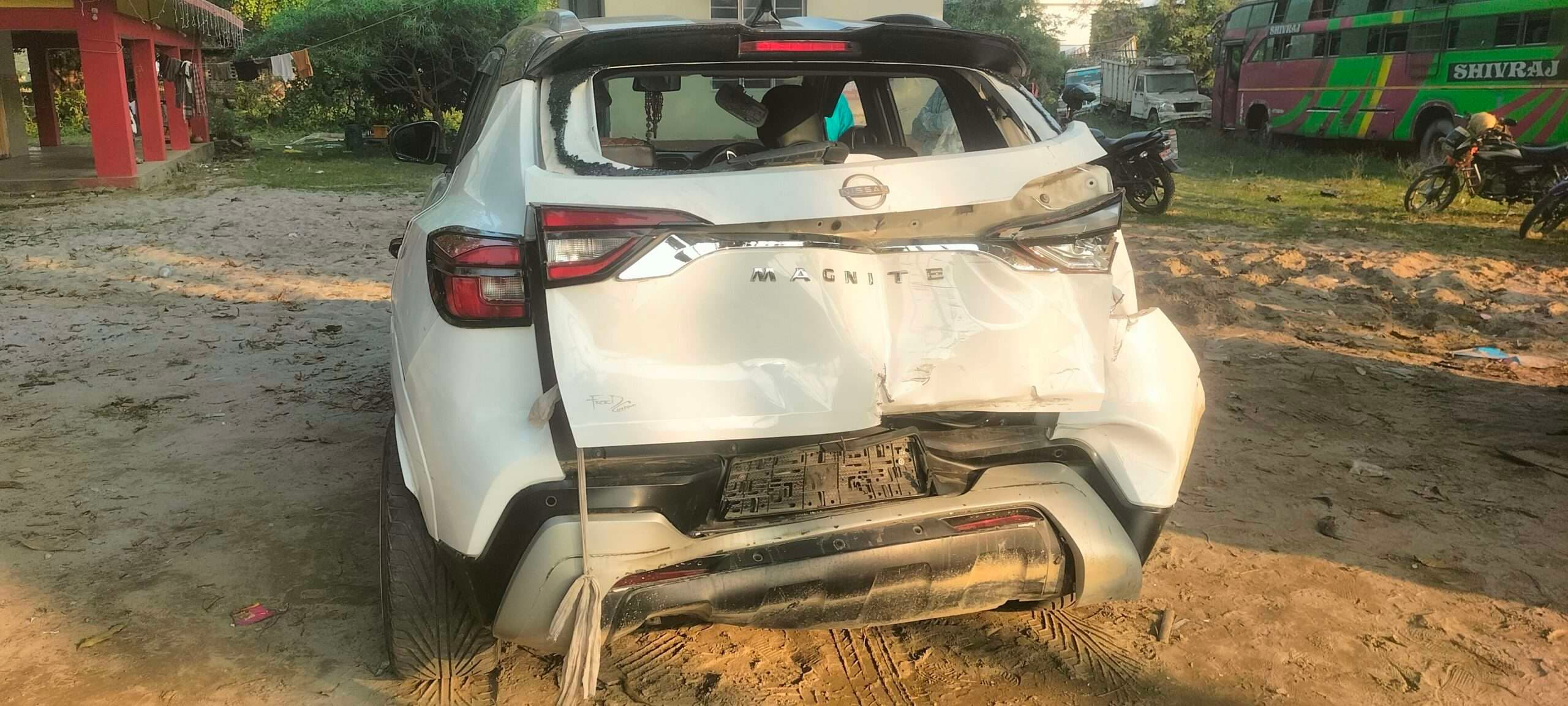 ट्रक ने कार में मारी टक्कर, छह लोग घायल