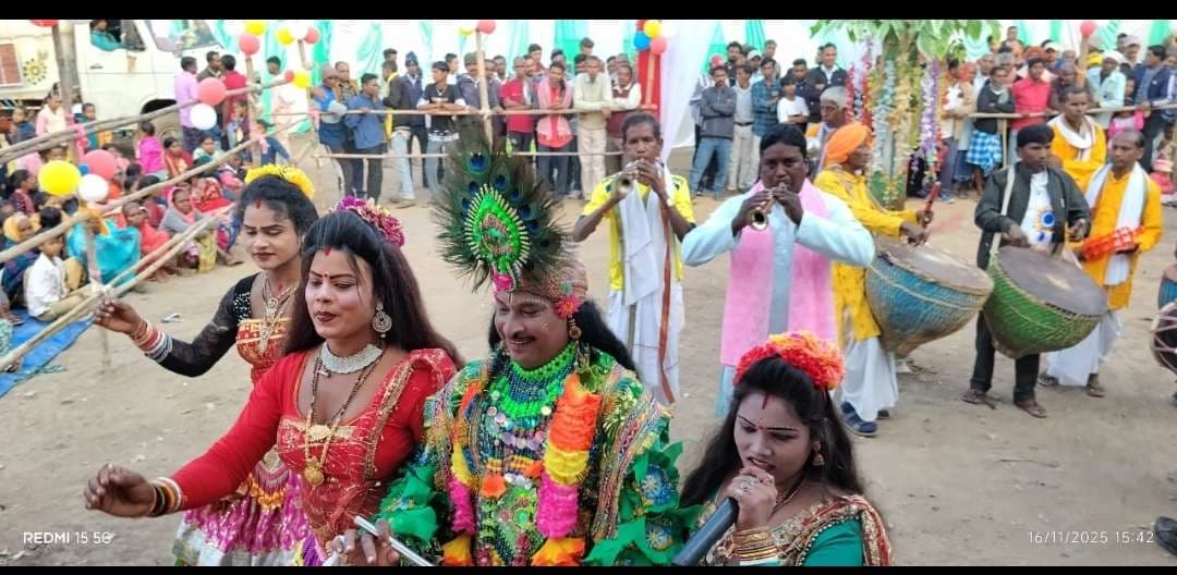 कुरमाली गीत-नृत्य प्रशिक्षण के समापन पर किता में सांस्कृतिक कार्यक्रम
