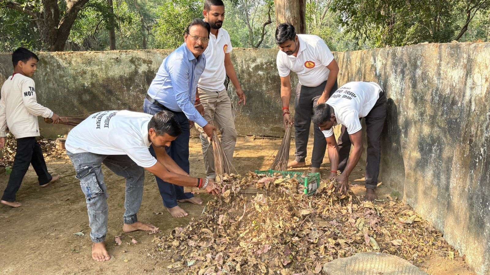 गणिनाथ सेवा टीम ने मंदिर परिसर में लगाये पौधे