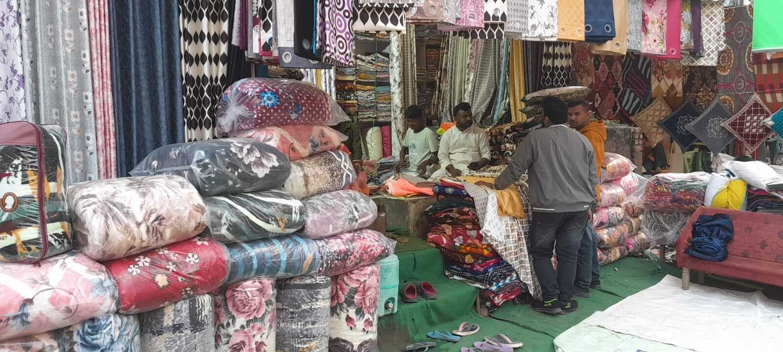 Madhubani News : मौसम का बदला मिजाज, चौक-चौराहे पर सजने लगा गर्म कपड़ों का बाजार