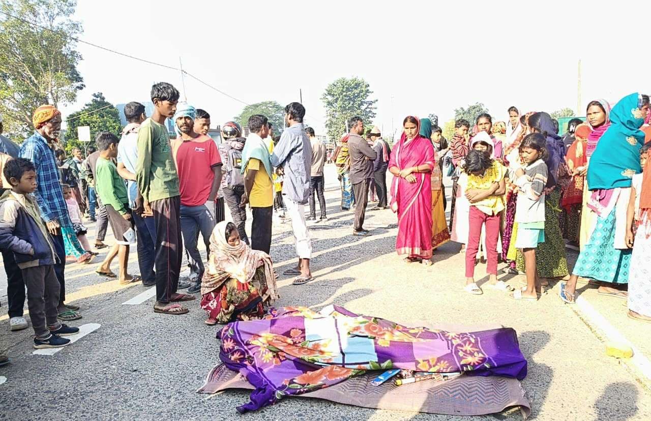 जंगली हाथी ने किसान को कुचलकर मार डाला, विरोध में एनएच-75 दो घंटे जाम जंगली हाथी ने किसान को कुचलकर मार डाला, विरोध में एनएच-75 दो घंटे जाम