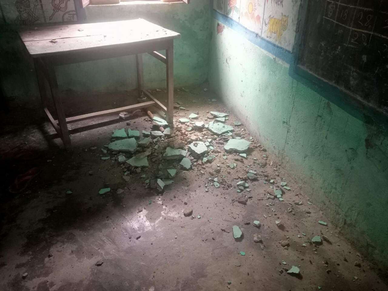 Madhubani News : छत से टूटकर गिर रहा प्लास्टर, छात्र एवं शिक्षक भयभीत