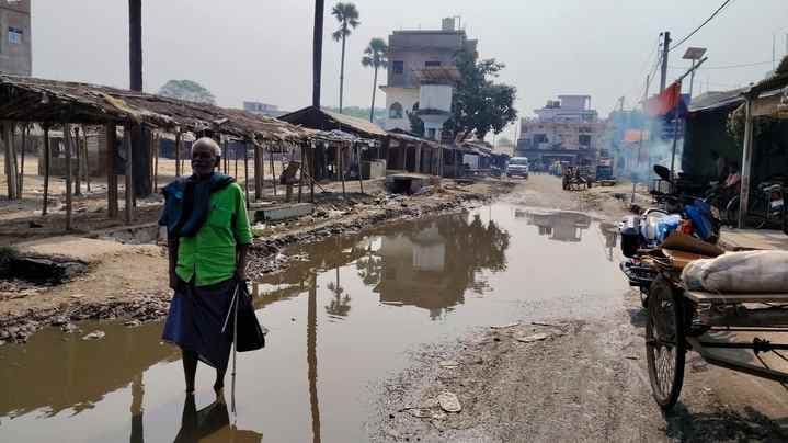 हनवारा में नाले जाम से सड़क पर गंदा पानी जमा, ग्रामीण परेशान
