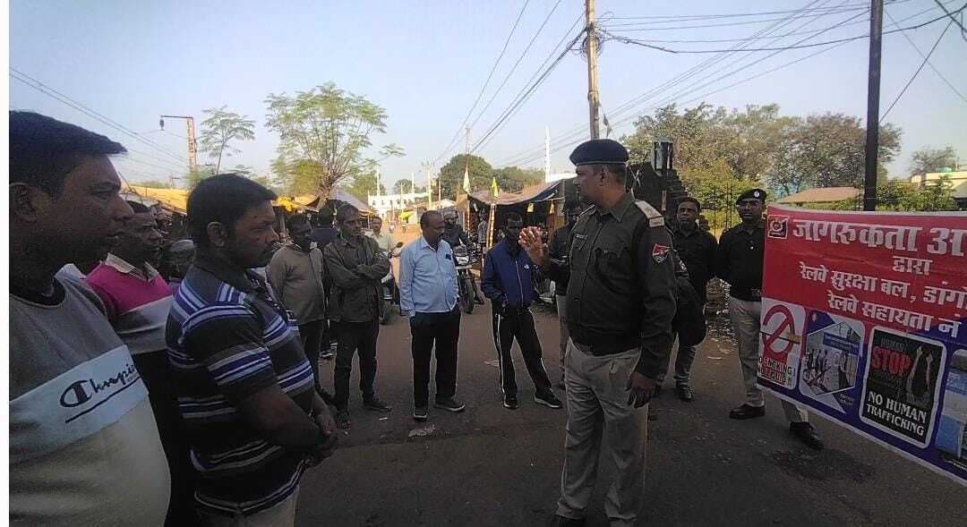 Chaibasa News : प्लेटफॉर्म पर गंदगी न फैलाएं, बिना वजह चेन पुलिंग न करें