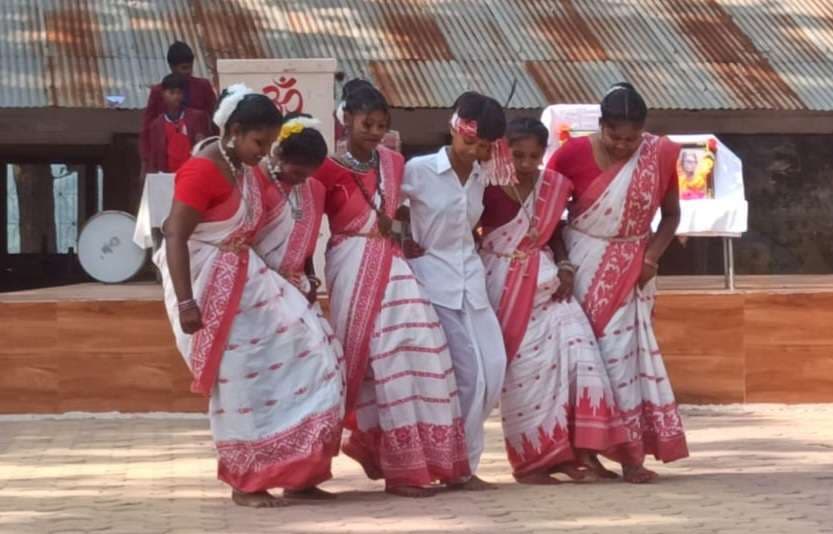 Chaibasa News : महापुरुषों के आदर्शों को जीवन में अपनाने का लिया संकल्प