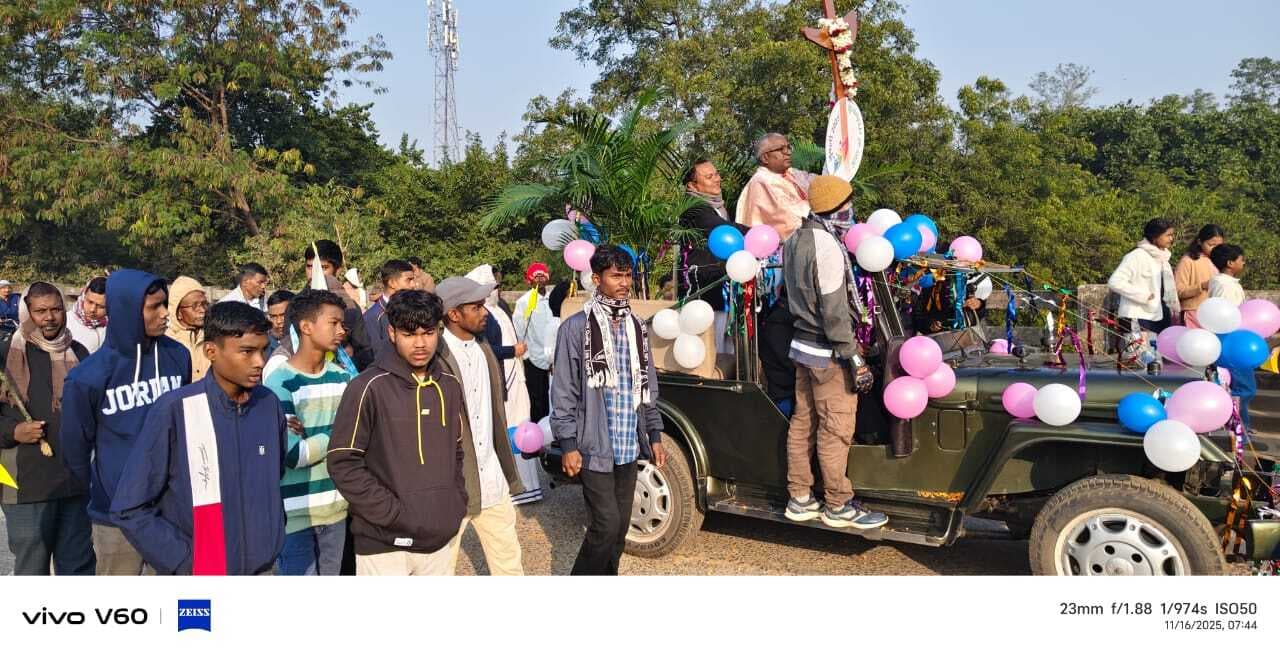 Chaibasa News : आशा व मुक्ति का प्रतीक है जुबली क्रूस पर्व : फादर