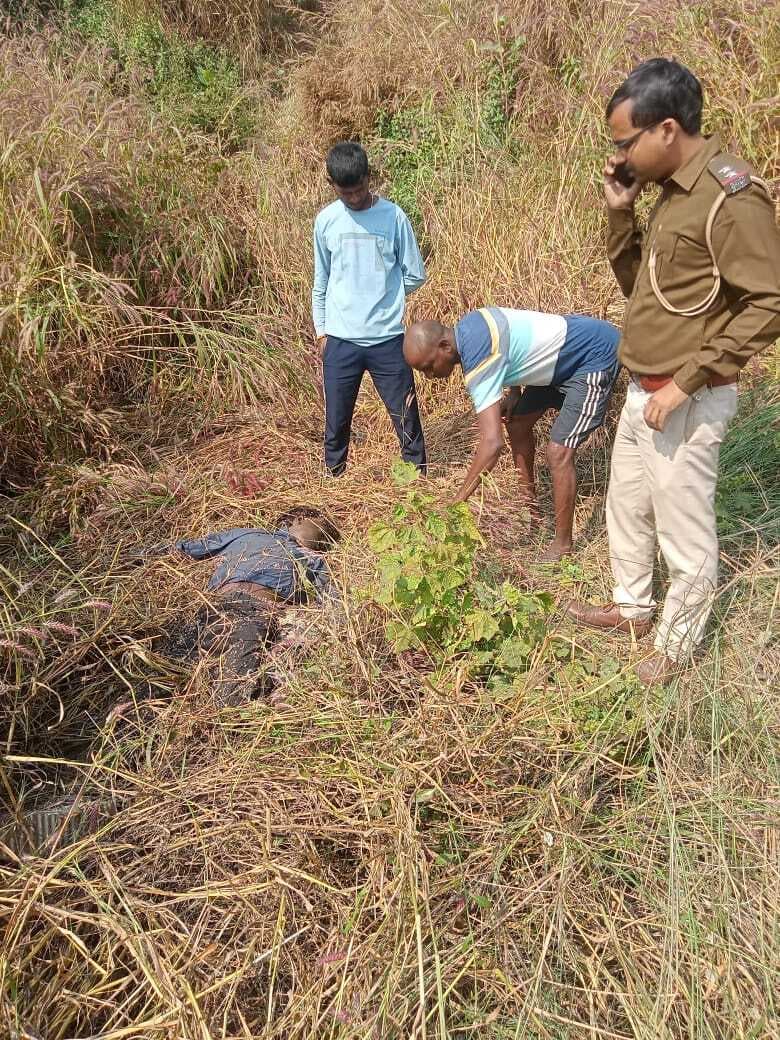 Dhanbad News: ओबी डंप के पास मिला युवक का शव, हत्या की आशंका