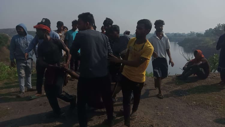 Dhanbad News: अवैध खनन में चाल धंसने से युवक की मौत, चार घायल