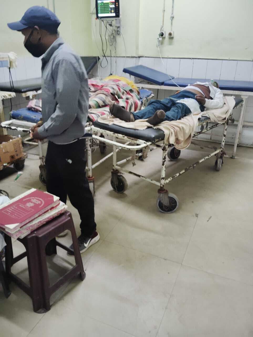 Dhanbad News: ऑक्सीजन सपोर्टेड बेड फुल, इमरजेंसी के ऑब्जर्वेशन में घंटों रखे जा रहे मरीज