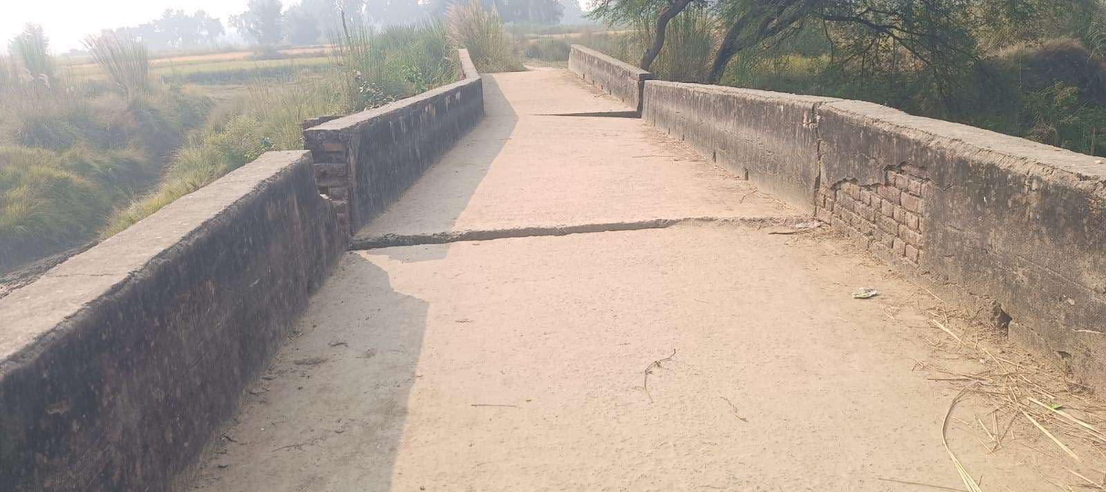 अदरी नदी पर बना पुल जर्जर, हादसे की बढ़ी आशंका