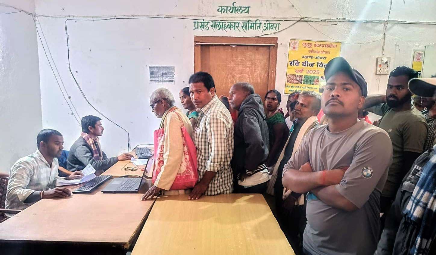 अनुदानित बीज के लिए किसानों की उमड़ रही भीड़